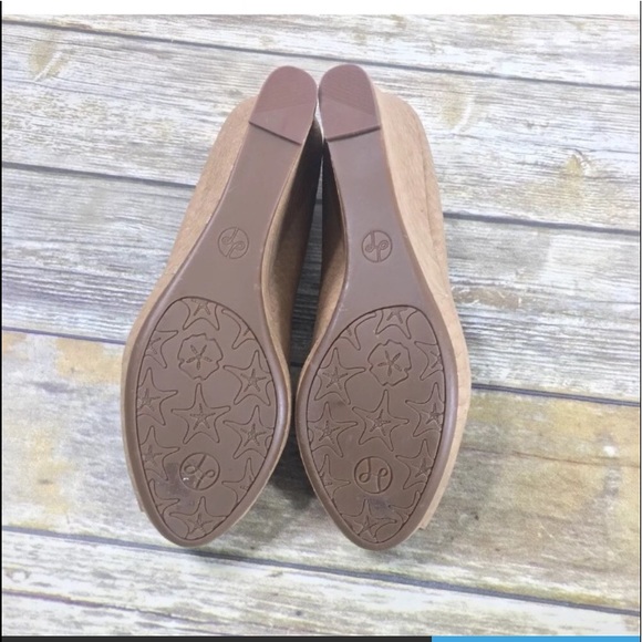 Lindsay Phillips wedge with peep toe. - Picture 5 of 5